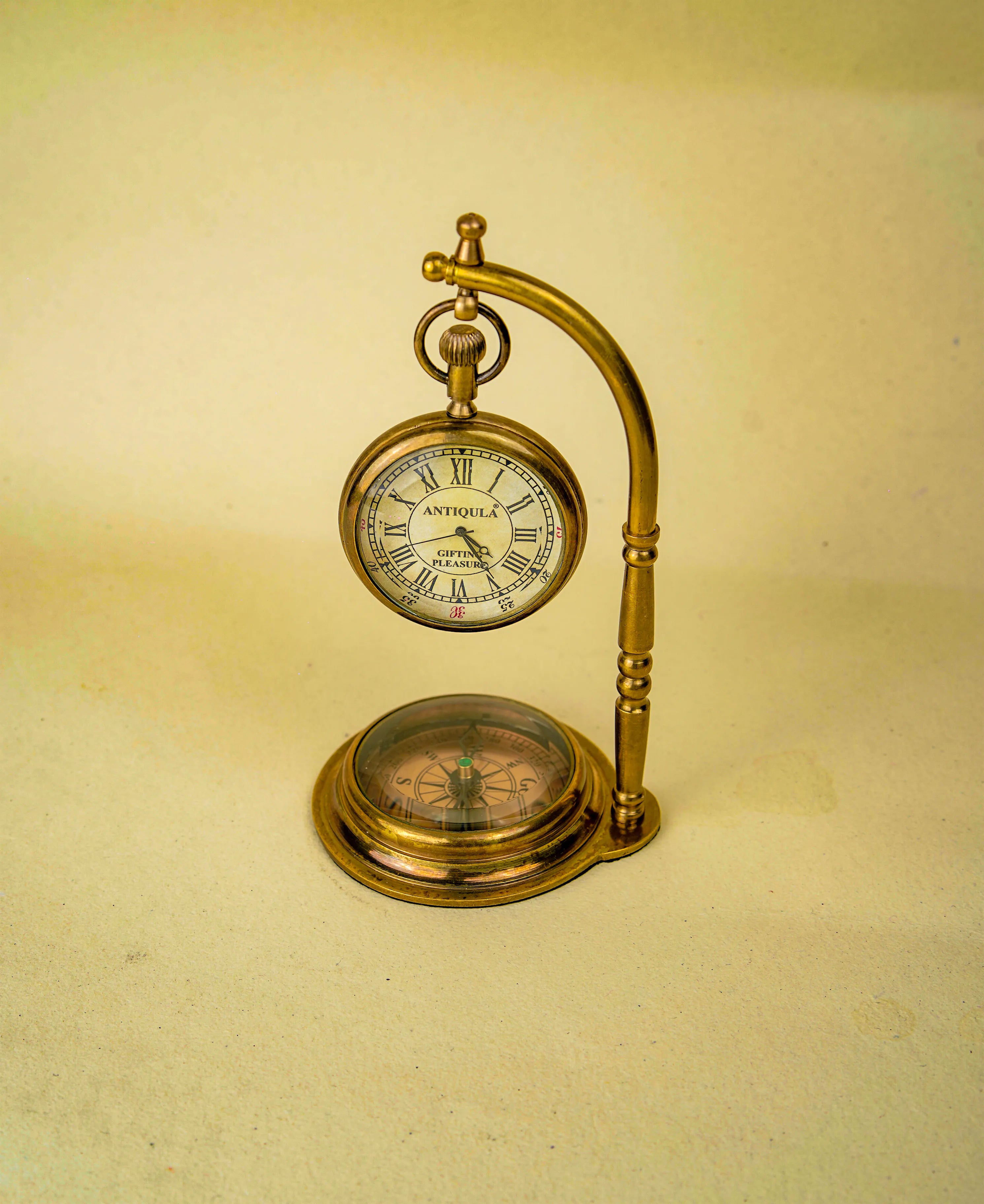 Antiqula Magnus 6.1 – Vintage Brass Desk Clock with Compass & Engraved Quote