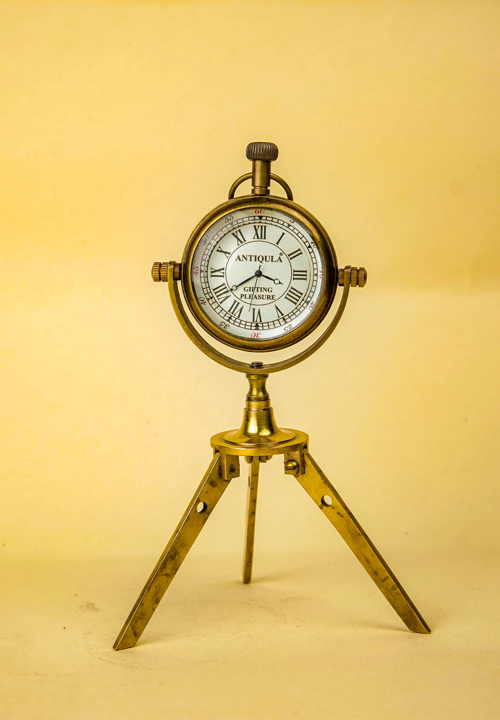 Antiqula Magnus 6.3 – Vintage Brass Tripod Desk Clock with Engraved Quote