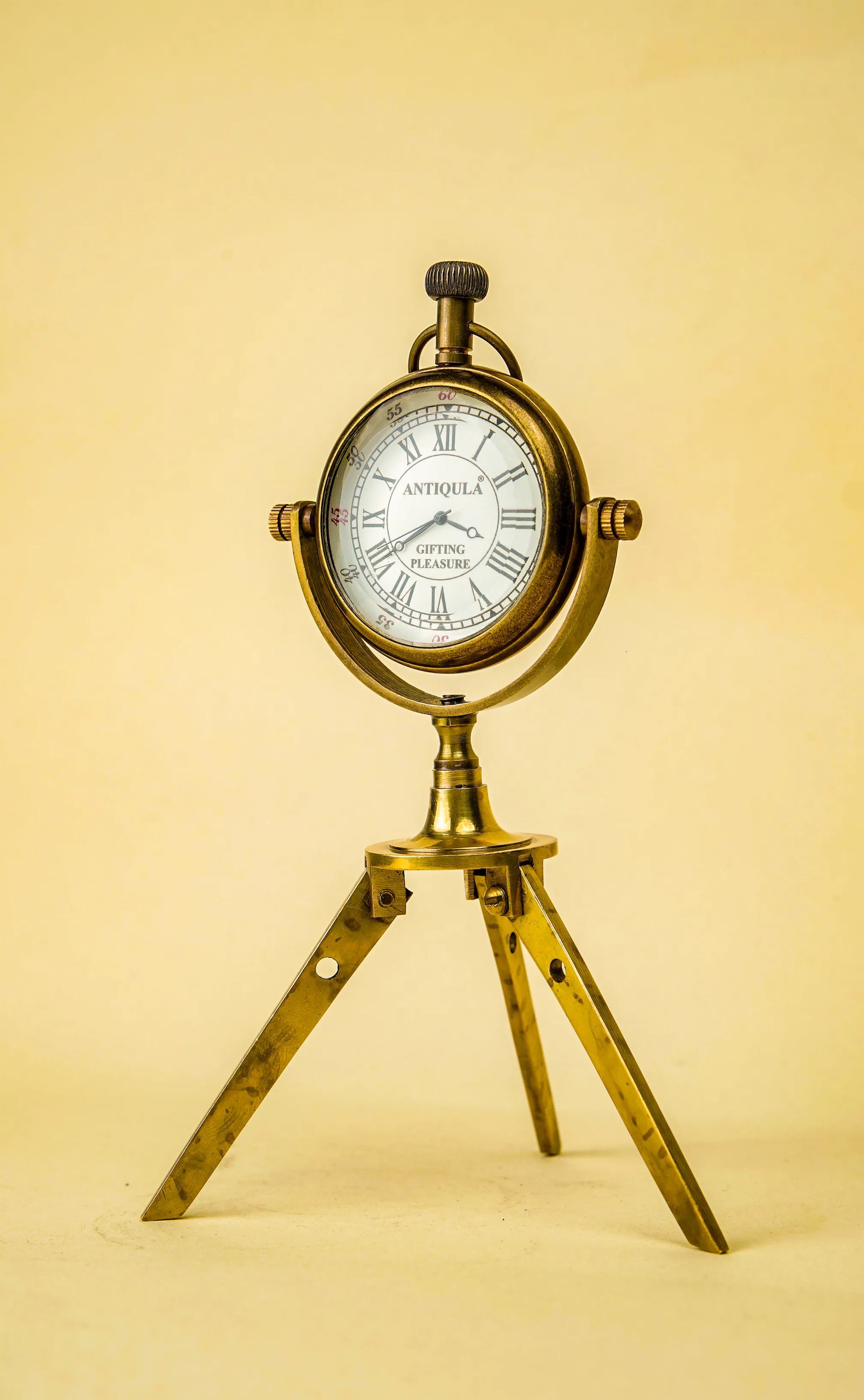 Antiqula Magnus 6.3 – Vintage Brass Tripod Desk Clock with Engraved Quote