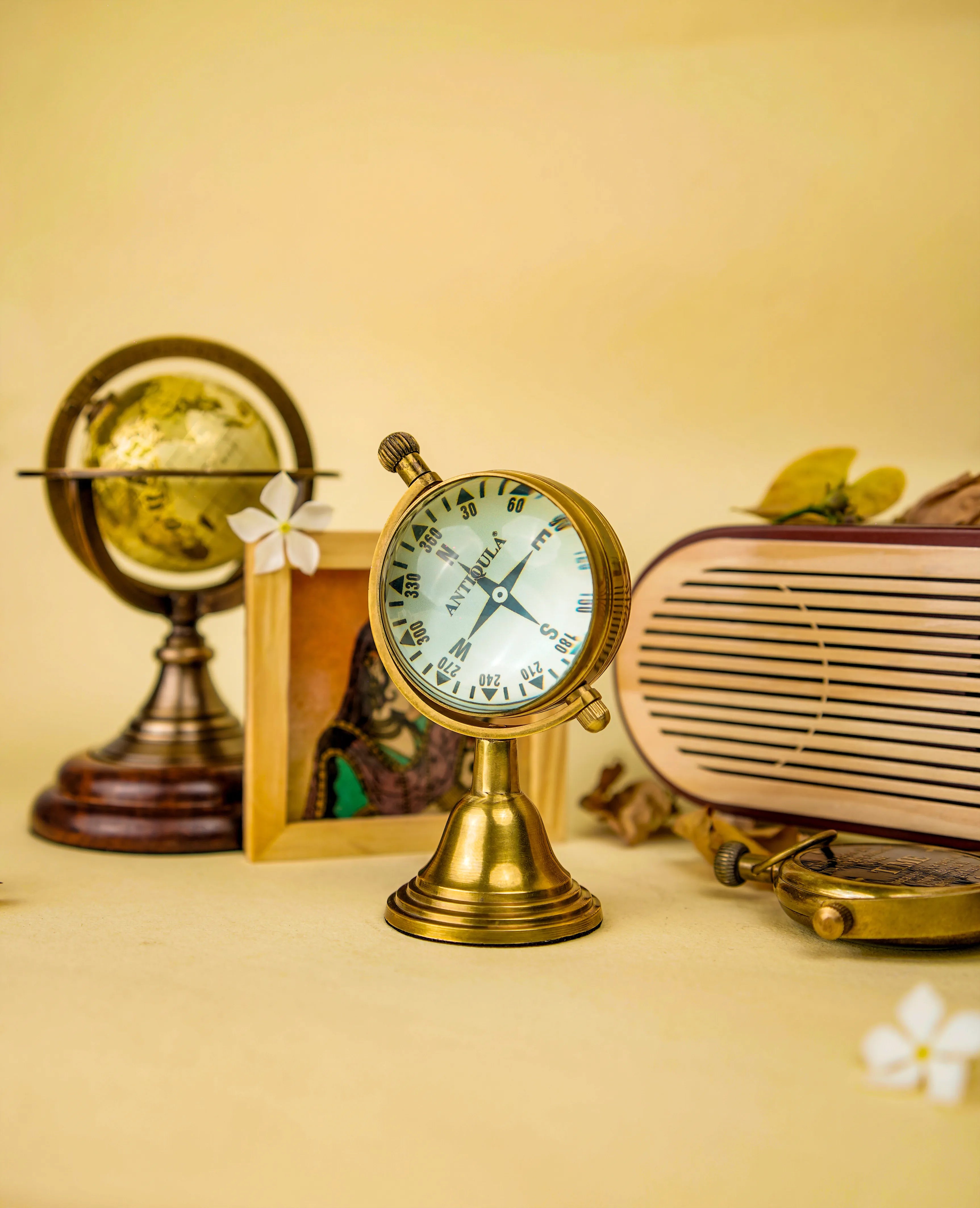 Antiqula Epoch 3.3 – Rotating Vintage Brass Globe Desk Clock