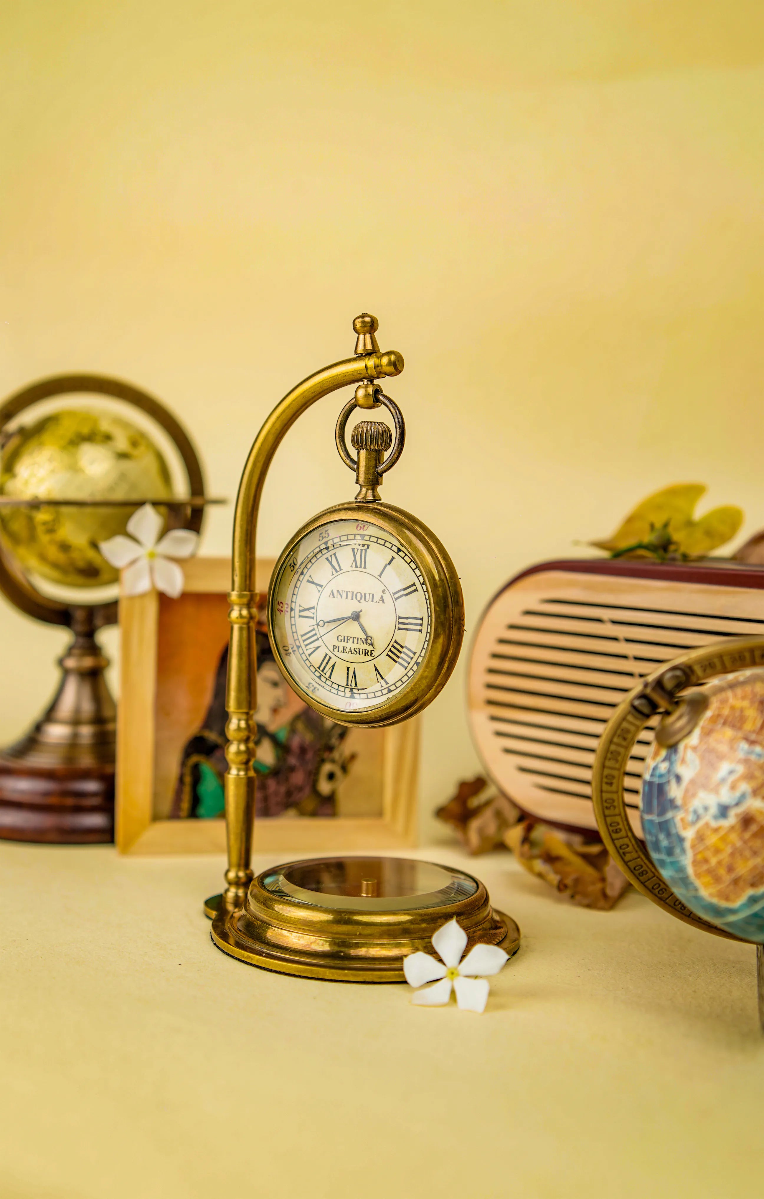 Antiqula Magnus 6.1 – Vintage Brass Desk Clock with Compass & Engraved Quote