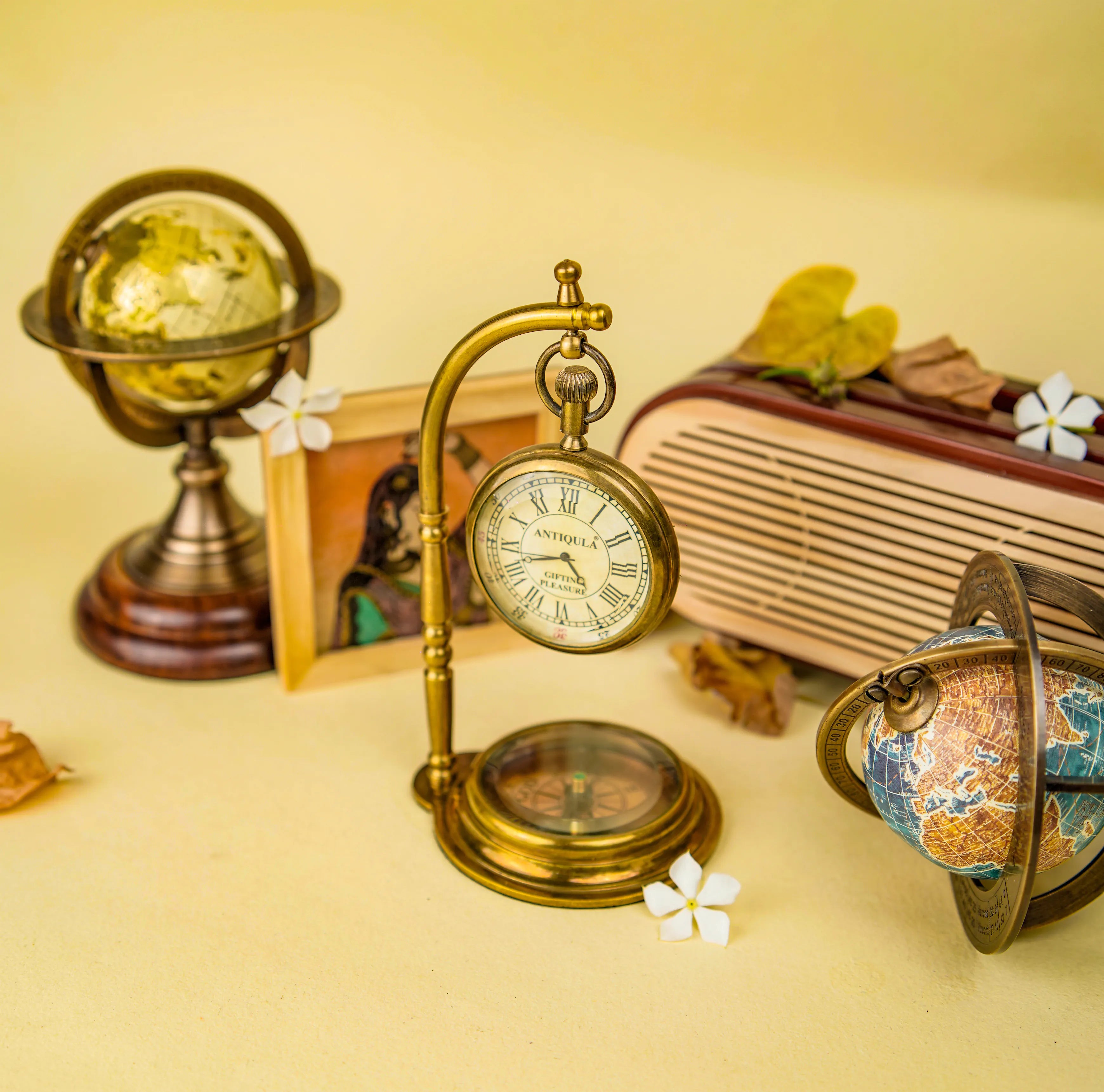Antiqula Magnus 6.1 – Vintage Brass Desk Clock with Compass & Engraved Quote