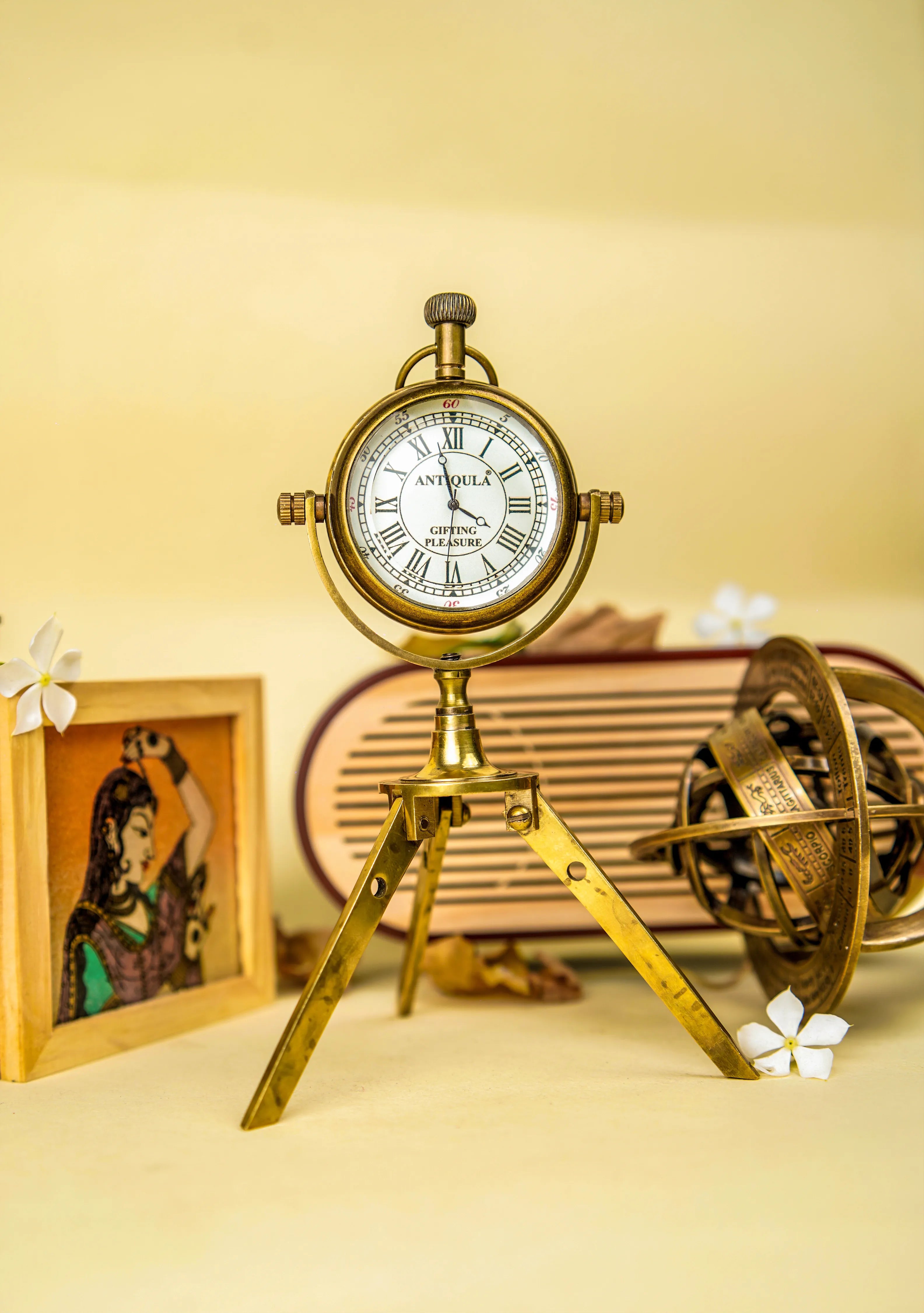 Antiqula Magnus 6.3 – Vintage Brass Tripod Desk Clock with Engraved Quote